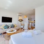 Sea Front Apartamento *